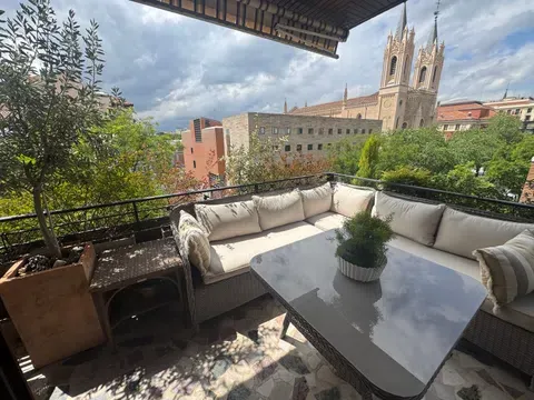 Flat / apartment in Calle de Casado del Alisal, Jerónimos, Madrid